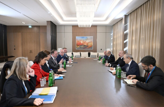 Avropa Komissiyasının enerji və mənzil siyasəti üzrə komissarı Dan Yorgensen və Azərbaycan Respublikasının Prezidenti İlham Əliyev Avropa Komissiyasının enerji və mənzil siyasəti üzrə komissarı Dan Yorgensen və Azərbaycan Respublikasının Prezidenti İlham Əliyev