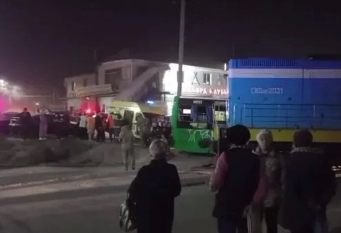 Qazaxıstanda avtobus qatarla toqquşub, xəsarət alanlar var Qazaxıstanda avtobus qatarla toqquşub, xəsarət alanlar var