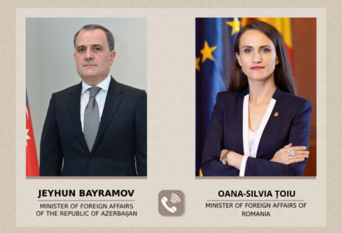 Azərbaycanın xarici işlər naziri Ceyhun Bayramov ilə Rumıniyanın xarici işlər naziri Oana-Silvia Toiu Azərbaycanın xarici işlər naziri Ceyhun Bayramov ilə Rumıniyanın xarici işlər naziri Oana-Silvia Toiu
