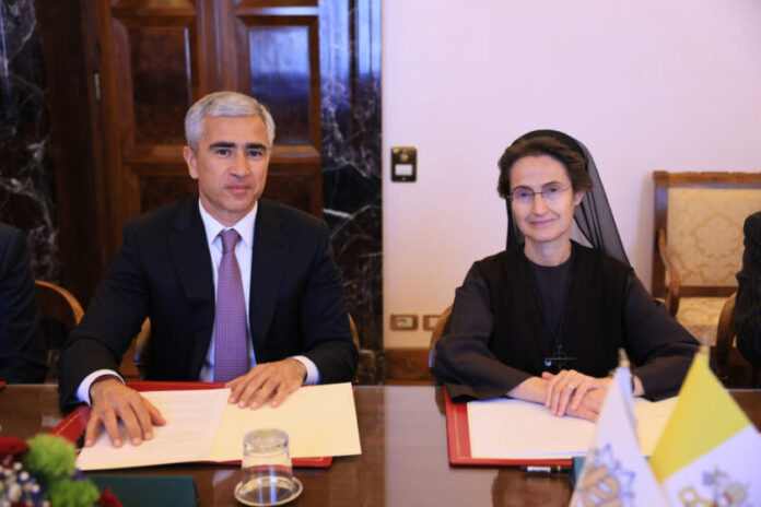 Vatikanda keçirilən görüşdə sənədi Azərbaycan Respublikası Prezidentinin köməkçisi, Heydər Əliyev Fondunun icraçı direktoru Anar Ələkbərov və Vatikan şəhər-dövlətinin qubernatorluğunun prezidenti, rahibə Raffaella Petrini imzalayıblar