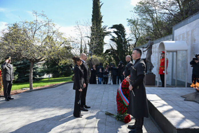 Prezident İlham Əliyev Tbilisidə Qəhrəmanlar Memorialını ziyarət edib