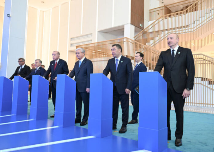 Prezident İlham Əliyev və TDT-nin qeyri-rəsmi Zirvə görüşünün digər iştirakçıları Türk Sivilizasiyası Mərkəzinin təməlqoyma mərasimində iştirak ediblər Prezident İlham Əliyev və TDT-nin qeyri-rəsmi Zirvə görüşünün digər iştirakçıları Türk Sivilizasiyası Mərkəzinin təməlqoyma mərasimində iştirak ediblər