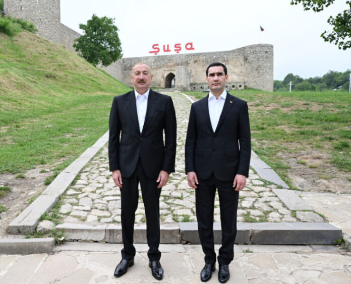 Prezidentlər İlham Əliyev və Sərdar Berdiməhəmmədov Şuşada Azərbaycanın tanınmış şəxsiyyətlərinin işğal dövründə güllələnmiş büstlərinə baxıblar Prezidentlər İlham Əliyev və Sərdar Berdiməhəmmədov Şuşada Azərbaycanın tanınmış şəxsiyyətlərinin işğal dövründə güllələnmiş büstlərinə baxıblar
