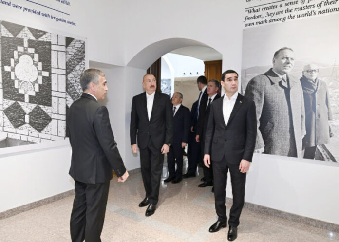 İyunun 23-də Azərbaycan Respublikasının Prezidenti İlham Əliyev və Türkmənistan Prezidenti Sərdar Berdiməhəmmədov Şuşada Heydər Əliyev Fondu tərəfindən bərpa edilən Yaradıcılıq Mərkəzində “Heydər Əliyev və Qarabağ” sərgisi ilə tanış olublar İyunun 23-də Azərbaycan Respublikasının Prezidenti İlham Əliyev və Türkmənistan Prezidenti Sərdar Berdiməhəmmədov Şuşada Heydər Əliyev Fondu tərəfindən bərpa edilən Yaradıcılıq Mərkəzində “Heydər Əliyev və Qarabağ” sərgisi ilə tanış olublar