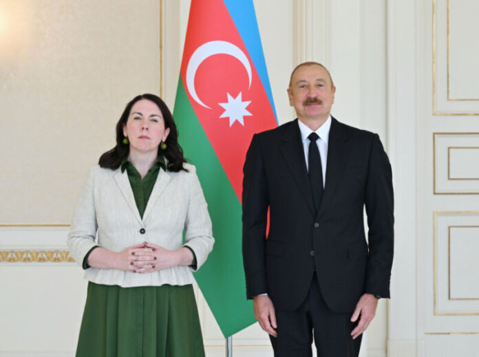 Azərbaycan Respublikasının Prezidenti İlham Əliyev iyulun 17-də İrlandiyanın ölkəmizdə yeni təyin olunmuş fövqəladə və səlahiyyətli səfiri Kler Brosnanı qəbul edib Azərbaycan Respublikasının Prezidenti İlham Əliyev iyulun 17-də İrlandiyanın ölkəmizdə yeni təyin olunmuş fövqəladə və səlahiyyətli səfiri Kler Brosnanı qəbul edib