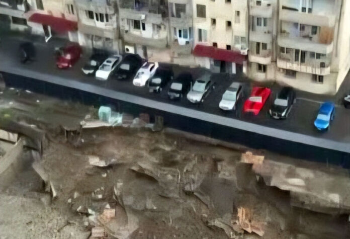 Tbilisinin mərkəzində torpaq sürüşməsi Tbilisinin mərkəzində torpaq sürüşməsi