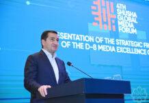 Şuşa Qlobal Media Forumu çərçisində D-8 Media Mükəmməllik Mərkəzinin strategiyasının təqdimatı olub Azərbaycan Respublikası Prezidentinin köməkçisi – Prezident Administrasiyasının Xarici siyasət məsələləri şöbəsinin müdiri Hikmət Hacıyev