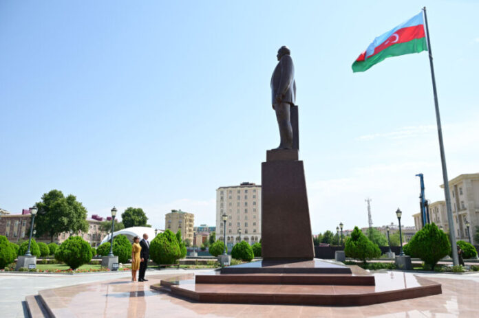 Prezident İlham Əliyev Ümummilli Liderin Naxçıvan şəhərinin mərkəzində ucaldılan abidəsini ziyarət edib Prezident İlham Əliyev Ümummilli Liderin Naxçıvan şəhərinin mərkəzində ucaldılan abidəsini ziyarət edib