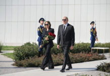 Prezident İlham Əliyev Anım Günü ilə əlaqədar Bakıdakı Zəfər parkında olub Azərbaycan Respublikasının Prezidenti İlham Əliyev və birinci xanım Mehriban Əliyeva sentyabrın 27-də Anım Günü ilə əlaqədar Bakıdakı Zəfər parkında olublar