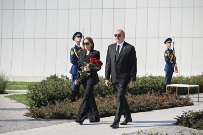 Azərbaycan Respublikasının Prezidenti İlham Əliyev və birinci xanım Mehriban Əliyeva sentyabrın 27-də Anım Günü ilə əlaqədar Bakıdakı Zəfər parkında olublar Azərbaycan Respublikasının Prezidenti İlham Əliyev və birinci xanım Mehriban Əliyeva sentyabrın 27-də Anım Günü ilə əlaqədar Bakıdakı Zəfər parkında olublar